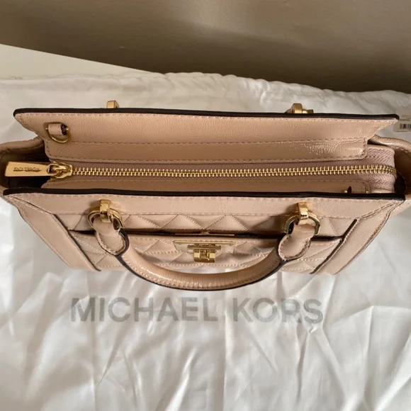 NWT Michael Kors Vivianne Quilted Soft Leather Messenger Purse in Oyster - Picture 7 of 7